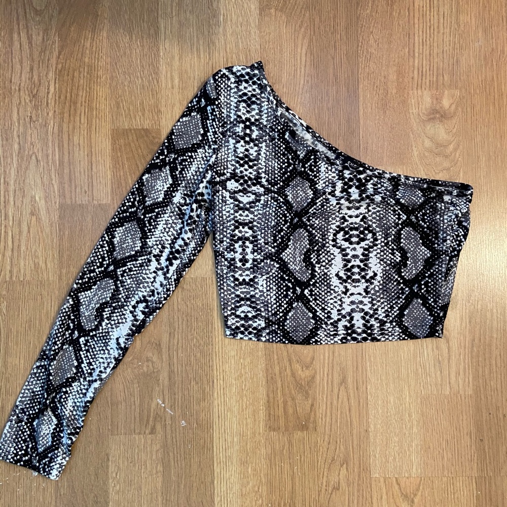One-shoulder snakeskin crop top